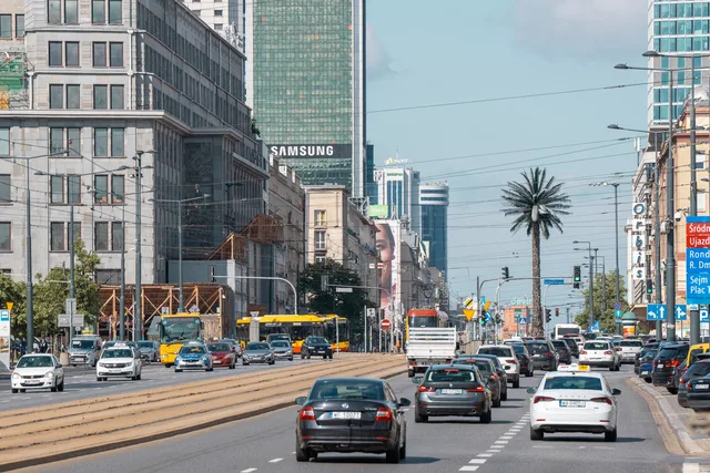 Vibrant city street in Warsaw, showcasing traffic, urban architecture, and bustling life. Outdoor w Polsce: formaty, nośniki i planowanie kampanii